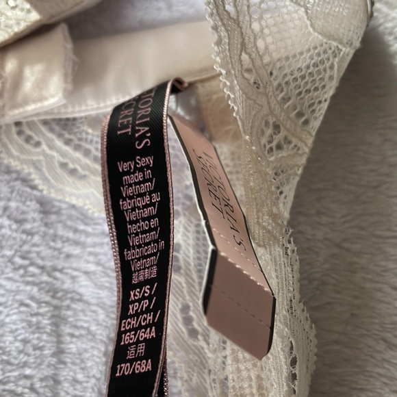VICTORIA’S SECRET VERY SEXY
Shine Strap Lace Garter Belt in White - Picture 5 of 5